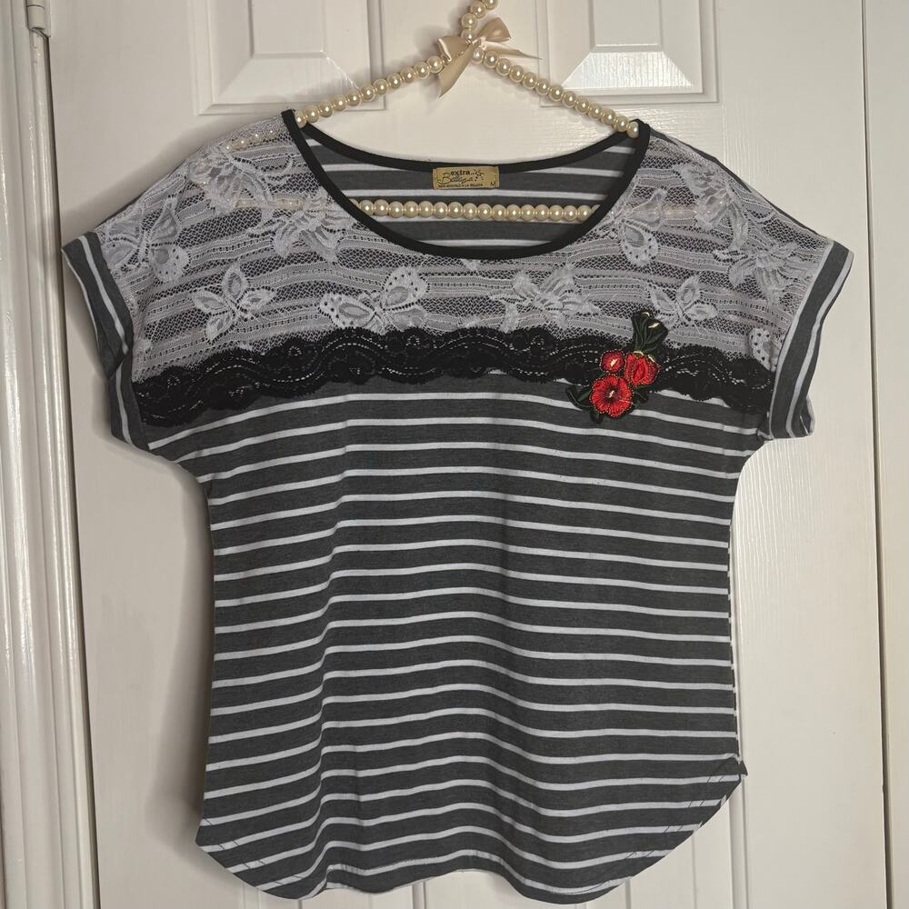 Extra Belleza Striped Lace Floral Applique Top‎ Gray White Black Short Sleeve M